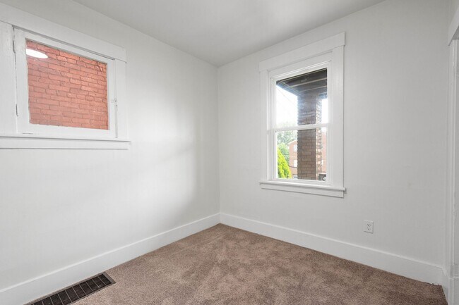 Building Photo - 170 Ormsby Ave