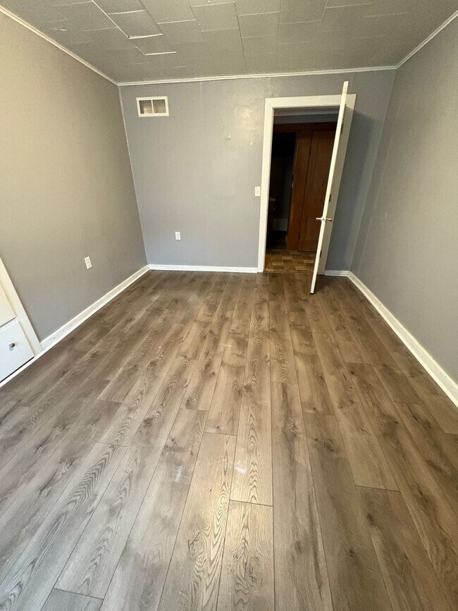 Building Photo - 1701 Onalaska Ave