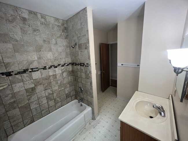 Building Photo - 526 Spartan Ave