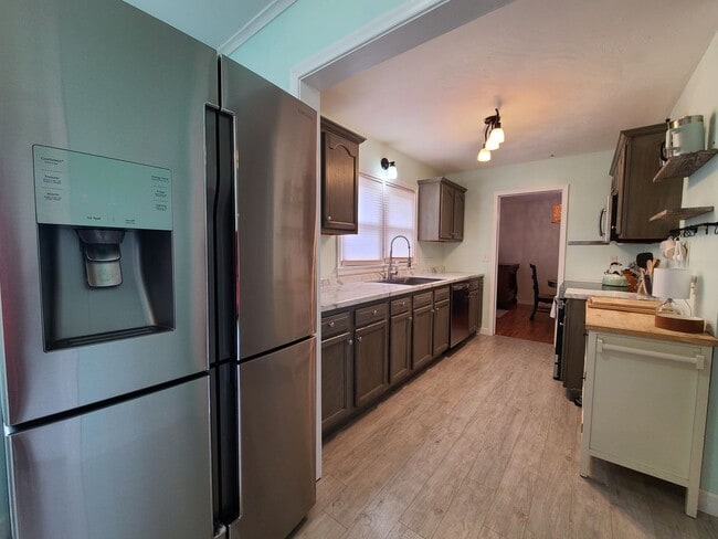 Building Photo - Partially Furnished 3-Bedroom Home with Fenced Yard – Pet Friendly!