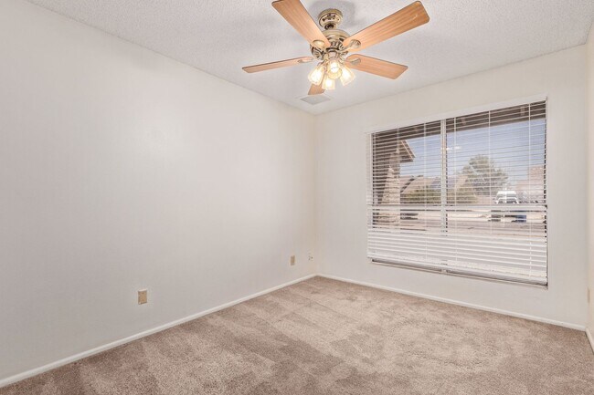Building Photo - Comfortable 3-Bed, 2-Bath Home in Glendale...