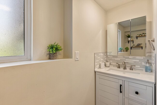 Building Photo - 5491 Saguaro Dr