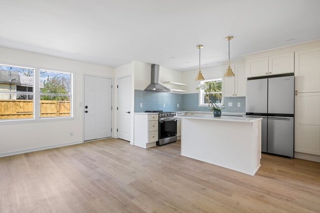 Building Photo - 40-40 Isabella St