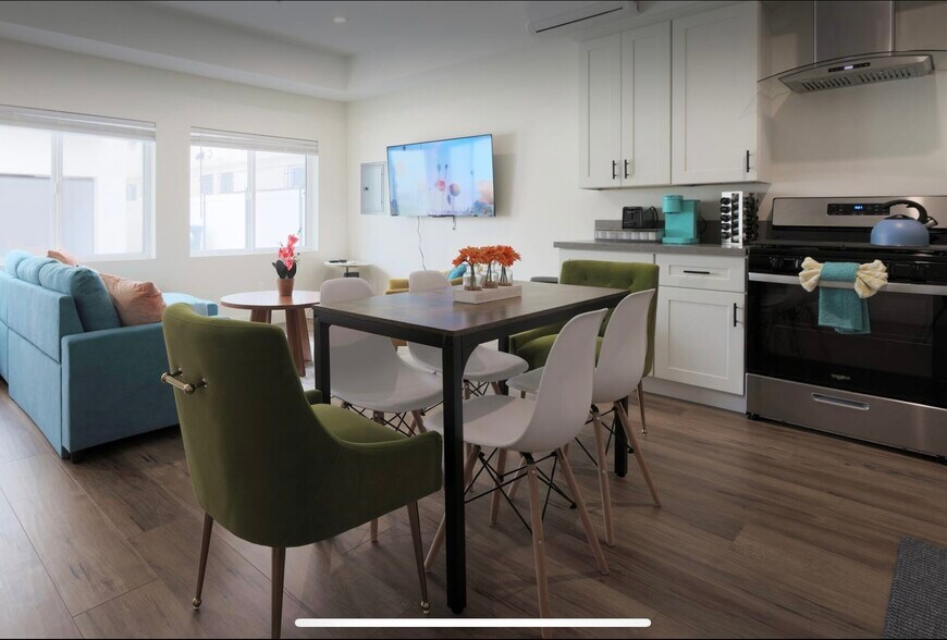 Building Photo - 2806 S Palm Grove Ave