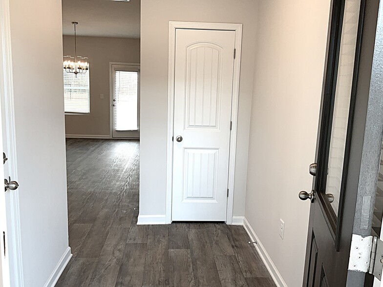 Building Photo - 3160 Emberly Dr