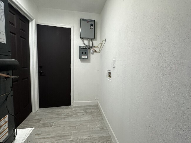 Building Photo - "Charming 2-Bed, 2-Bath North Port Retreat"