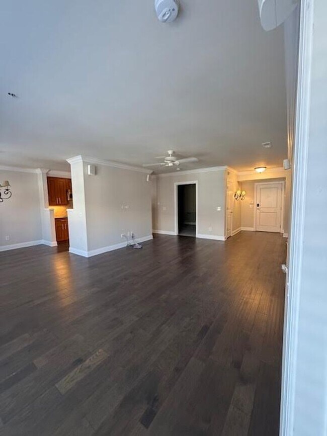 Building Photo - Experience the Heart of It All - at Mayfaire Townview!