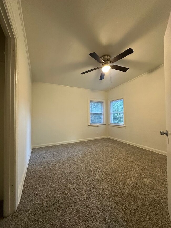 Building Photo - *App Fees Waived for February!* 2 bedroom/1 bathroom updated home in Normaltown Available now!