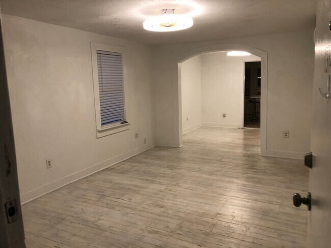 Building Photo - 1314 E Gore St