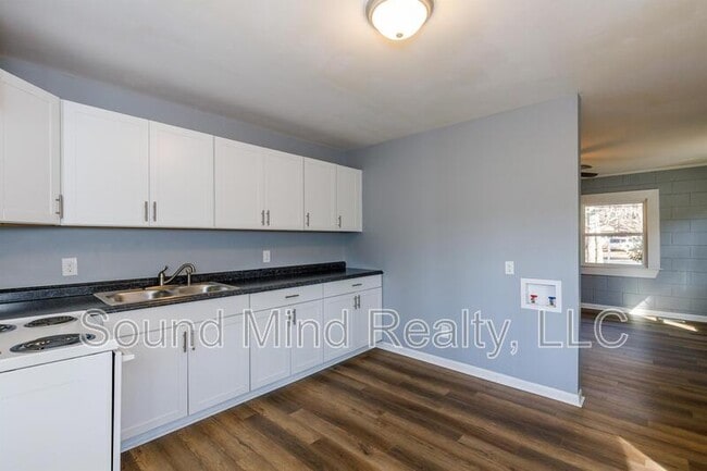 Building Photo - 717 Woodland Rd