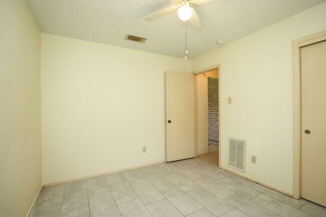 Building Photo - 8215 Summer Quail Dr
