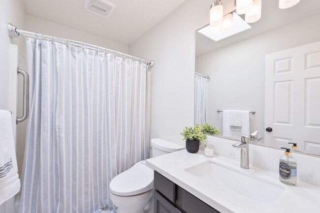 Building Photo - BEAUTIFUL 5 Bedroom Home in the Sought-After Hillshire Estates of Bull Mountain