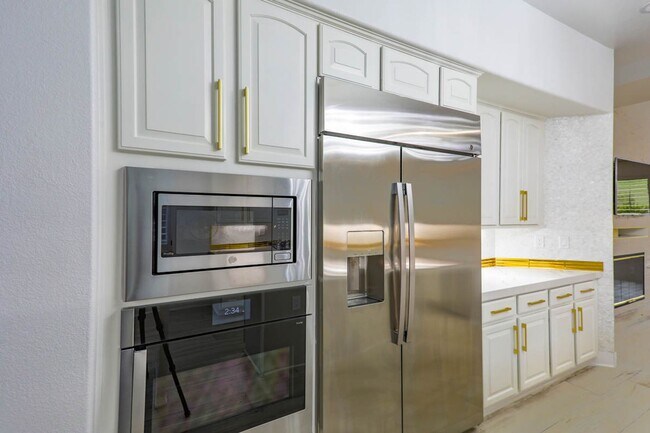 Building Photo - 5 Bedroom Pool Home Located In Summerlin G...