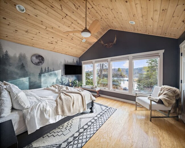 Building Photo - 2046 Lakeside Dr W