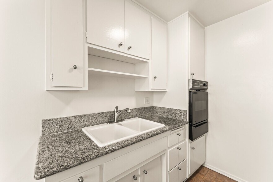 Building Photo - 714 W Knoll Dr