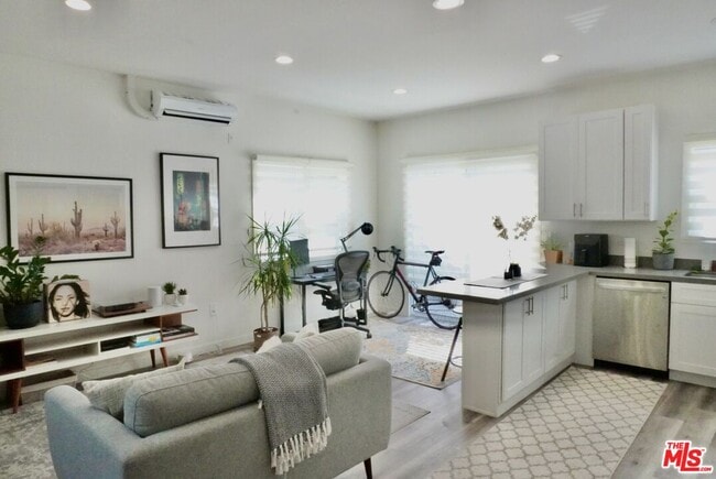 Building Photo - 1157 S Point View St