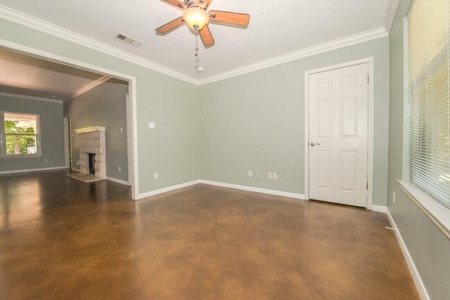 Building Photo - 5640 Oak Blvd