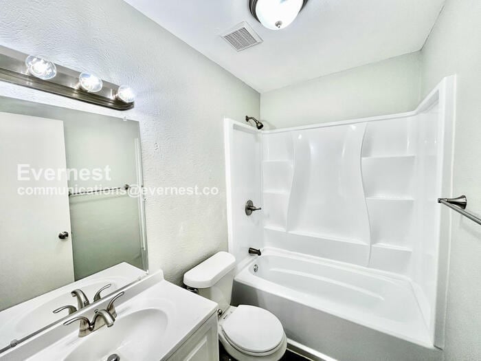 Building Photo - 415 Southlake Dr