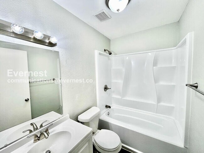 Building Photo - Limited Time Special Offer / 3 Bed, 2 Bath Home with Garage / Pet-Friendly / Available Now!