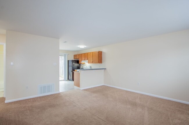 Building Photo - Great - 2 BEDROOM - Bright Open Floor Plan !!