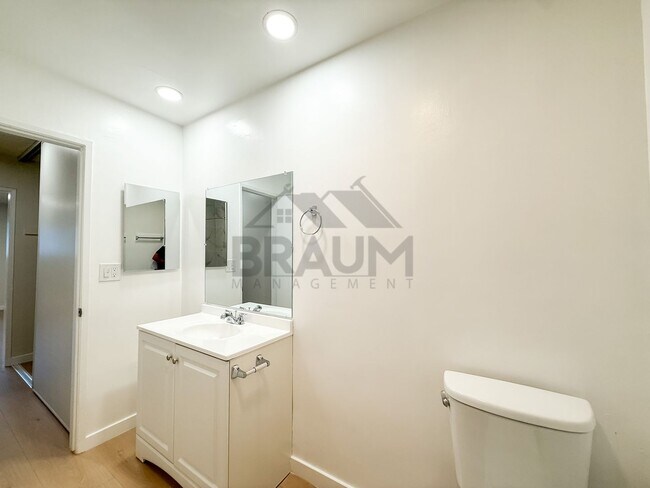 Building Photo - 6041 Whitsett Ave