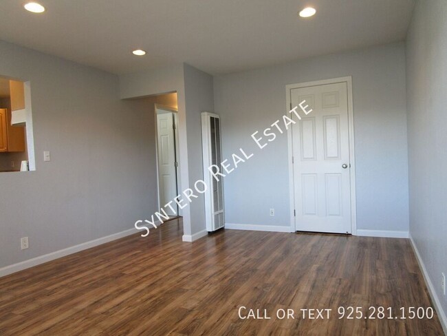 Building Photo - Upstairs 2 Bedroom/1 Bath Apartment with G...