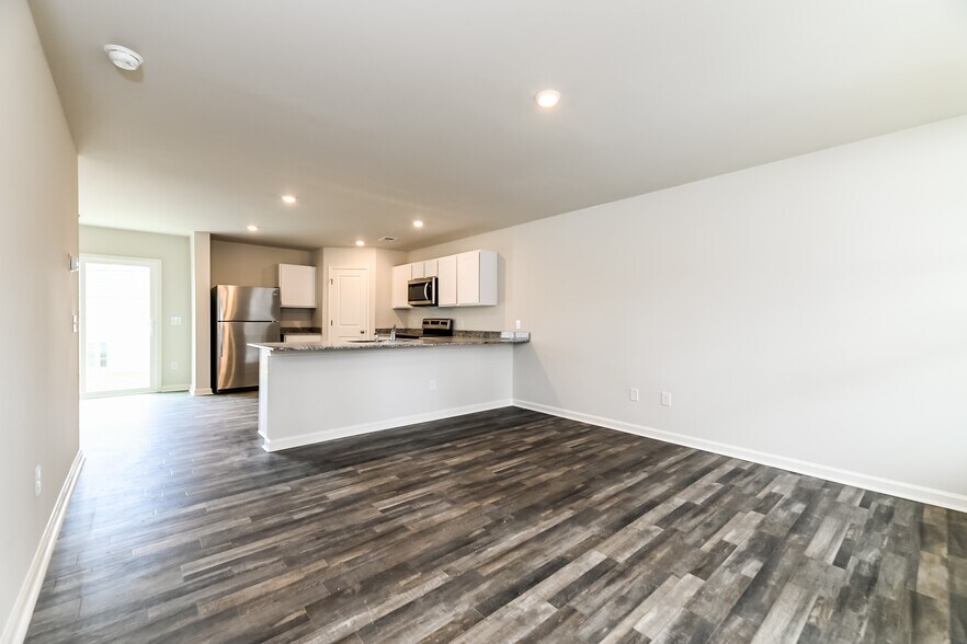 Building Photo - 672 Savanac St SE