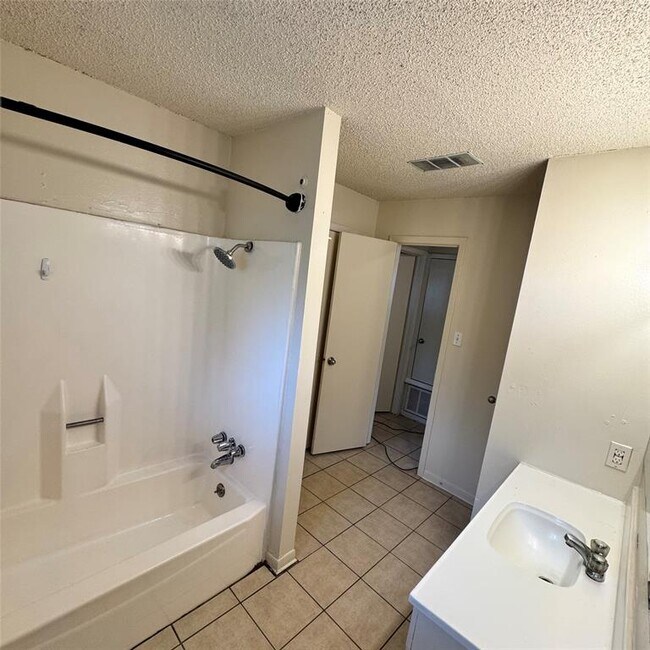 Building Photo - 1626 Royal Hill Dr