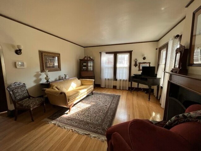 Building Photo - Aksarben Tudor For Rent