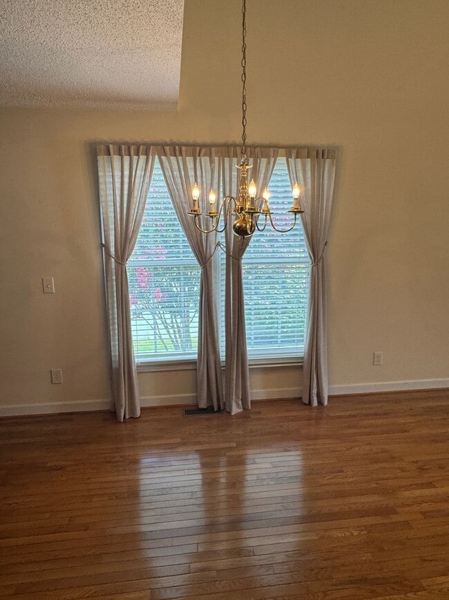 Building Photo - Charming Updated Townhouse in Bristol, VA