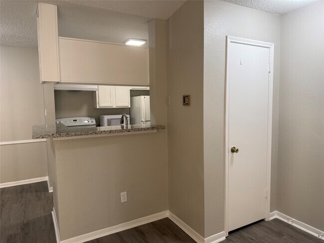 Building Photo - 2121 Hepburn St