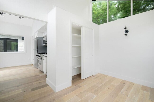 Building Photo - 1716 Bartoncliff Dr