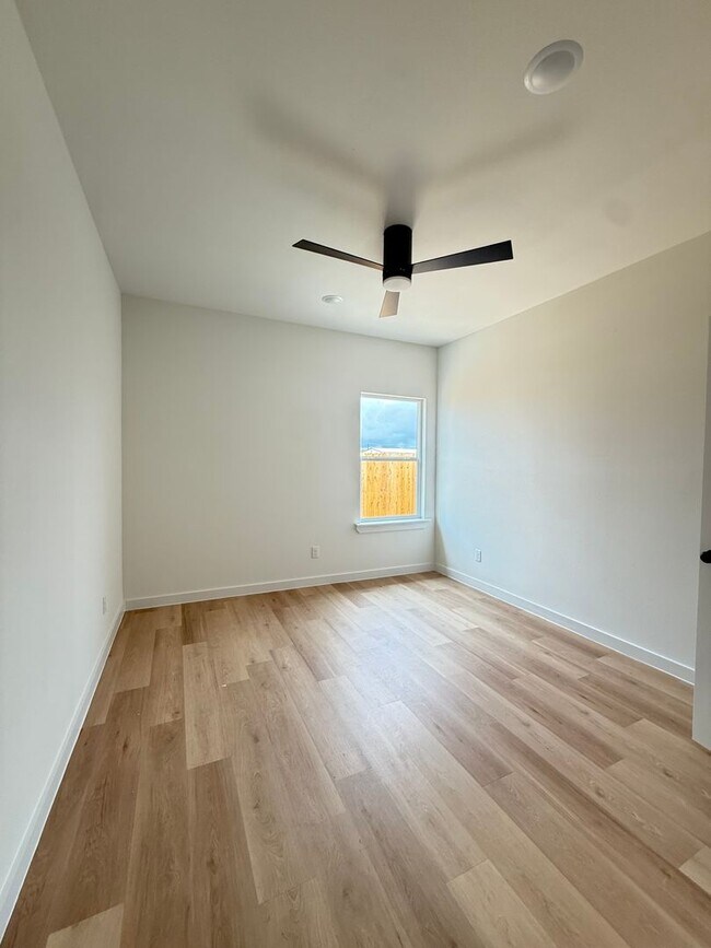 Building Photo - Brand New Stunning Town-Home!