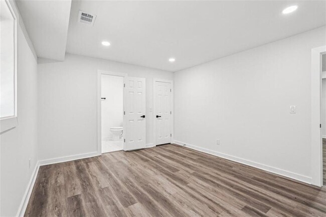 Building Photo - 119 Kelso Dr SW