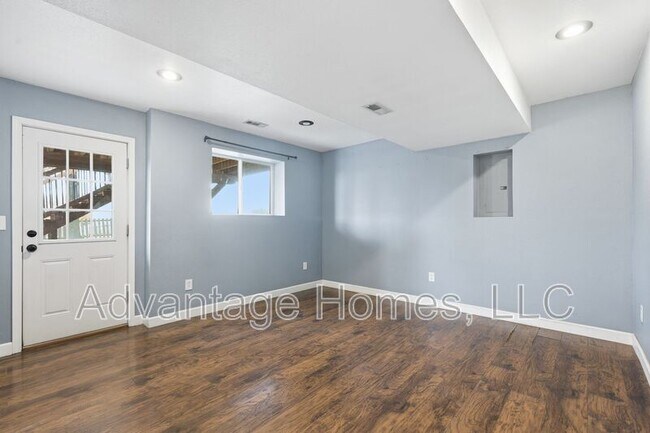 Building Photo - 11516 N Windsor Ave