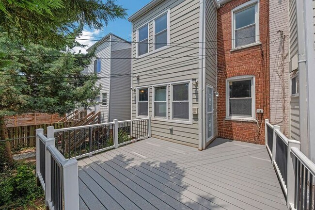 Building Photo - 723 K St NE
