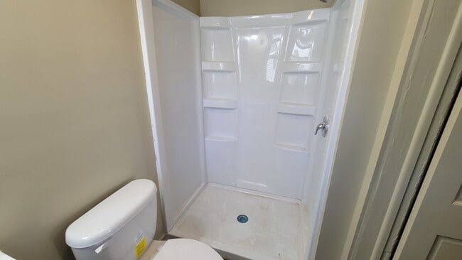 Building Photo - 3 bed 1.5 bath duplex Close to UWEC!