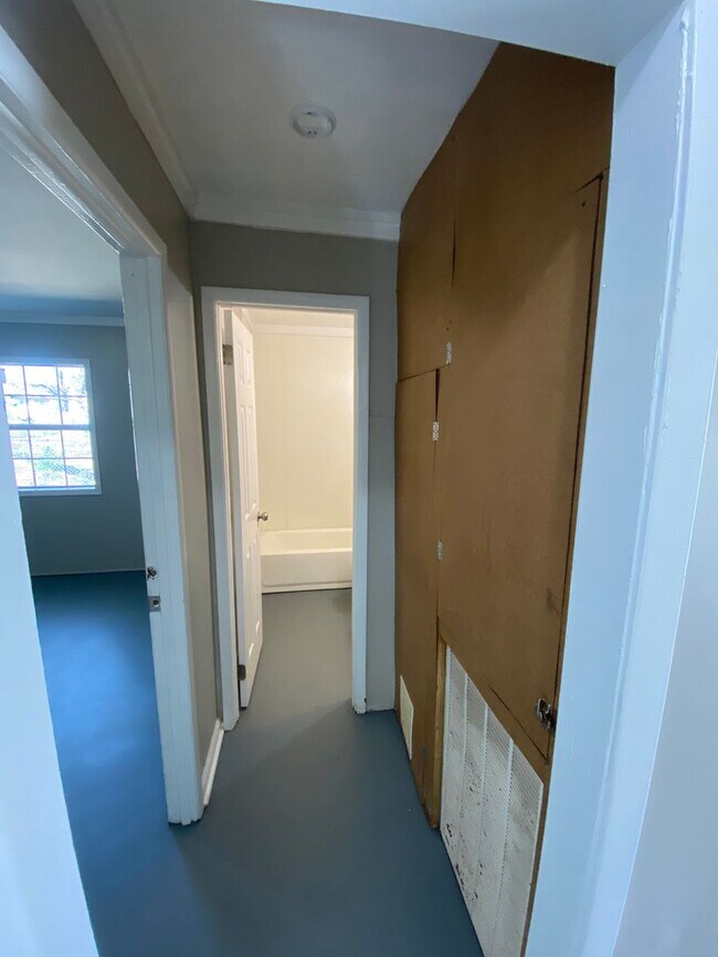 Building Photo - Spacious 4-Bedroom Home – Section 8 Welcome!