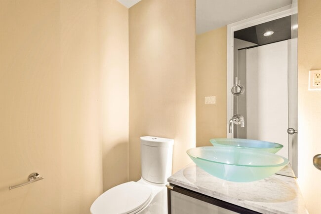 Building Photo - 526 Manila Ave