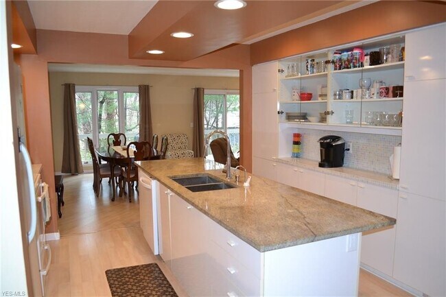 Building Photo - Solon 4 Bedroom Rental