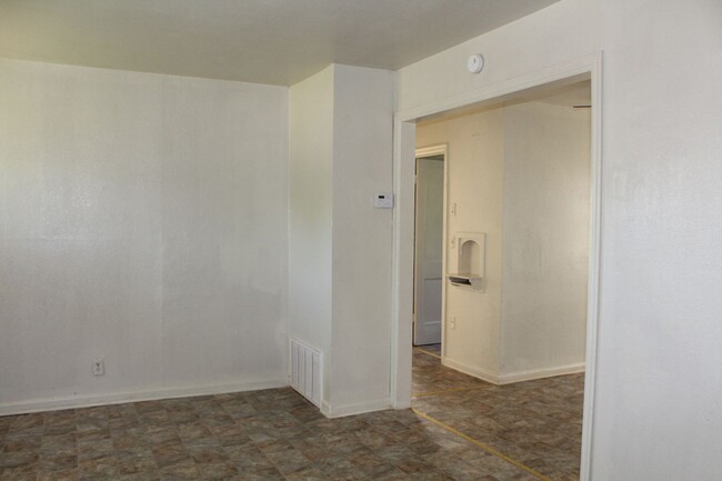 Building Photo - 5 Minutes from Tinker!!!