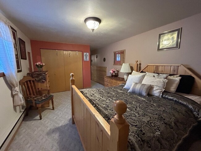 Building Photo - Beautiful Furnished 2 Bedroom Basement Apa...