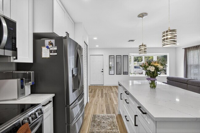 Building Photo - 701 37th St