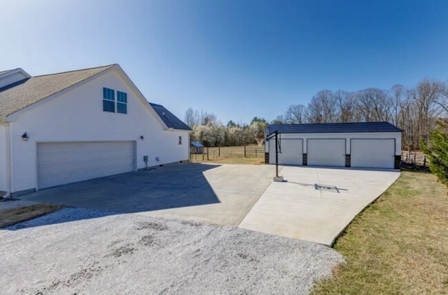 Building Photo - 620 George Sutherland Rd