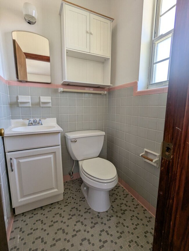 Building Photo - Adorable 3/2 with updated kitchen and full...