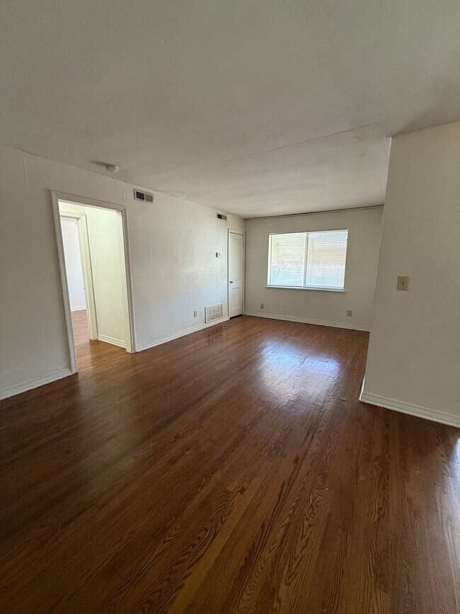 Building Photo - Classic 1-Bedroom, 1-Bath Apartment in Pri...