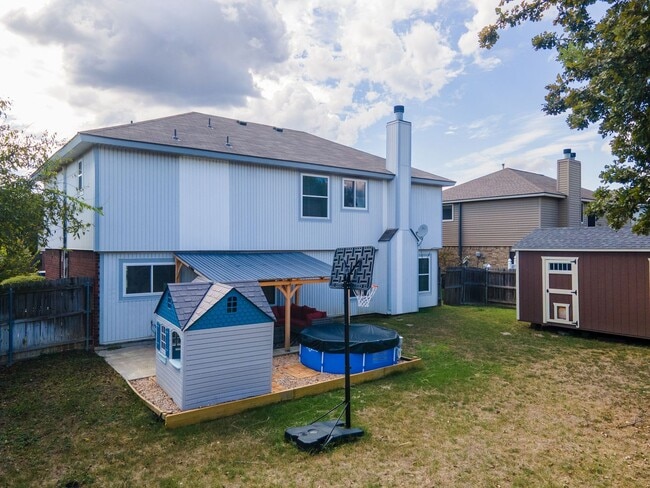 Building Photo - Texas sized home near the golf course