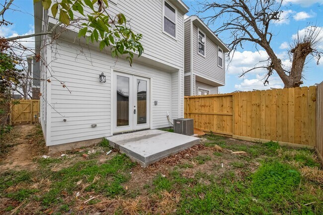 Building Photo - 1502 Hussion St