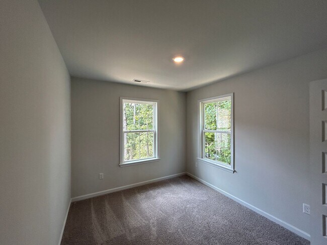 Building Photo - Luxury End-Unit Townhome with 2-Car Garage, Deck & Bonus Room – Available June 5!