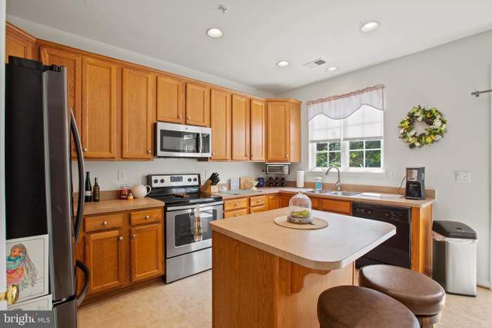 Building Photo - 23450 Dahlia Cir